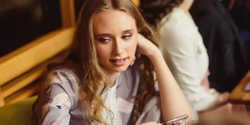 Η «κρυφή» κόρη του Πούτιν εργάζεται σε γκαλερί στο Παρίσι με αντιπολεμικά έργα