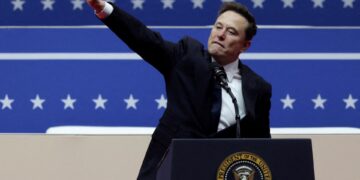 «Πρέπει να συνειδητοποιήσει ότι οι συμβιβασμοί είναι απαραίτητοι» λέει ο πατέρας του Μασκ στο BBC