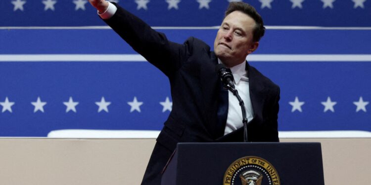 «Πρέπει να συνειδητοποιήσει ότι οι συμβιβασμοί είναι απαραίτητοι» λέει ο πατέρας του Μασκ στο BBC