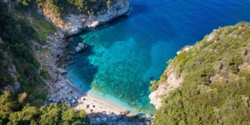 Παραλίες του Πηλίου και της Νάξου στις πιο αγαπημένες των αναγνωστών