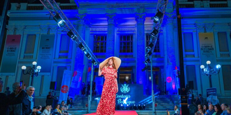 Εντυπωσιακή επίδειξη μόδας στον προαύλιο χώρο του Δημοτικού Θεάτρου Πειραιά