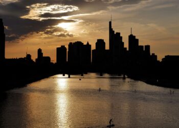 Επιβαρύνουν την οικονομία οι δασμοί, χωρίς ανάπτυξη ούτε φέτος