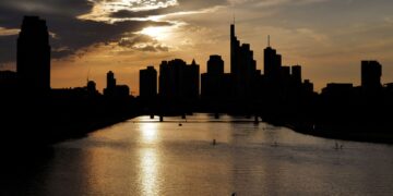 Επιβαρύνουν την οικονομία οι δασμοί, χωρίς ανάπτυξη ούτε φέτος