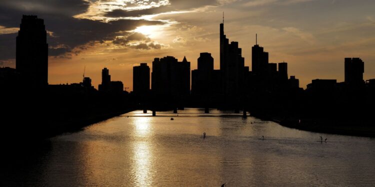 Επιβαρύνουν την οικονομία οι δασμοί, χωρίς ανάπτυξη ούτε φέτος