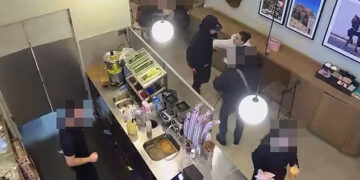 Βίντεο: Ηθοποιός της σειράς «Bridgerton» αρπάζει το κινητό της από ληστή – Καρέ