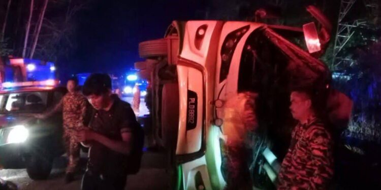 Τουλάχιστον 15 νεκροί σε σύγκρουση λεωφορείου που μετέφερε φοιτητές με μίνι βαν