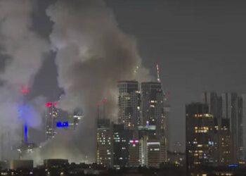 Με 100 πυραύλους «απαντά» στις επιθέσεις του Ισραήλ