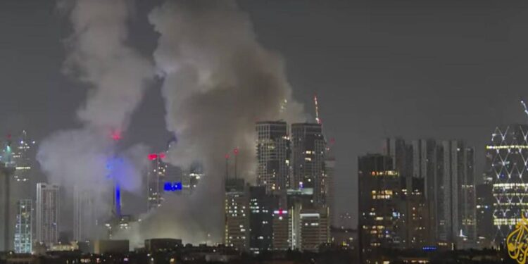 Με 100 πυραύλους «απαντά» στις επιθέσεις του Ισραήλ