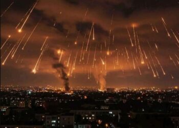 Το Ιράν διαμήνυσε ότι θα πλήττει το Ισραήλ «χωρίς διακοπή ως τα ξημερώματα»