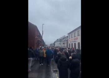 Σοβαρά επεισόδια στη Βόρεια Ιρλανδία – Επίθεση με αντικείμενα κατά της αστυνομίας