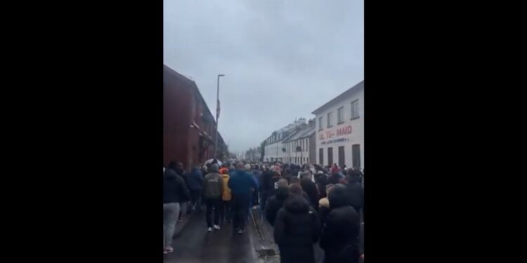 Σοβαρά επεισόδια στη Βόρεια Ιρλανδία – Επίθεση με αντικείμενα κατά της αστυνομίας