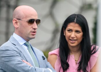 Μπρος Μασκ και πίσω Τραμπ