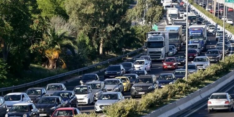 Κίνηση: «Ασφυξία» στον Κηφισό – Καθυστερήσεις άνω της μίας ώρας στην Ελευσίνα λόγω τροχαίου στην Περιφερειακή Υμηττού