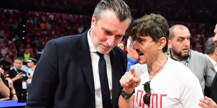 «Ας σταματήσει πια να κινείται ως τηλεκριτικός και ας σοβαρευτεί»