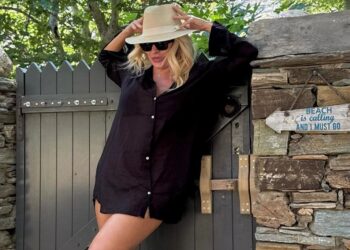 Ελένη Μενεγάκη: Ποζάρει με μαύρο μπικίνι στην Άνδρο