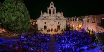 Το Μέγαρο έξω από το Μέγαρο