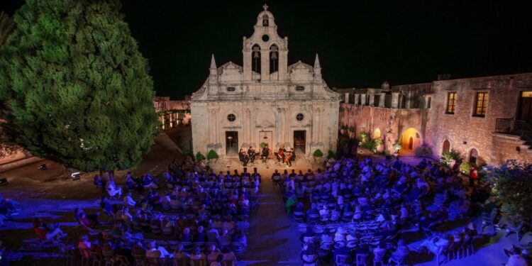 Το Μέγαρο έξω από το Μέγαρο