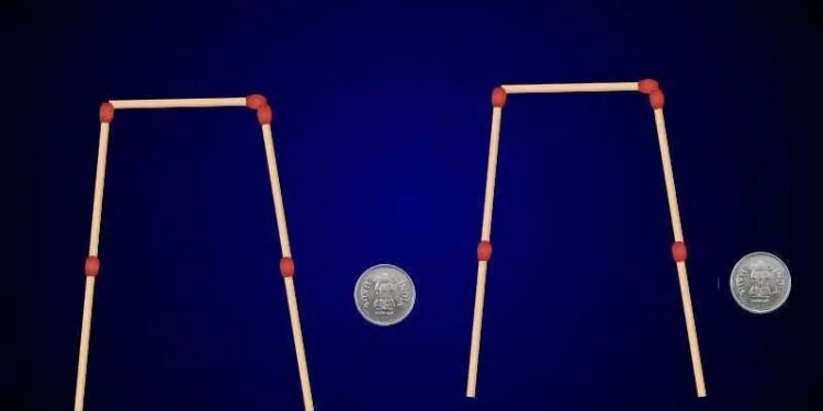 Mπορείτε να βάλατε τα 2 κέρματα μέσα στα ποτήρια μετακινώντας 4 σπίρτα; Έχετε 20 δευτερόλεπτα;