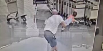 Βίντεο: Άνδρας πετάει με δύναμη αγοράκι στο πάτωμα αεροδρομίου