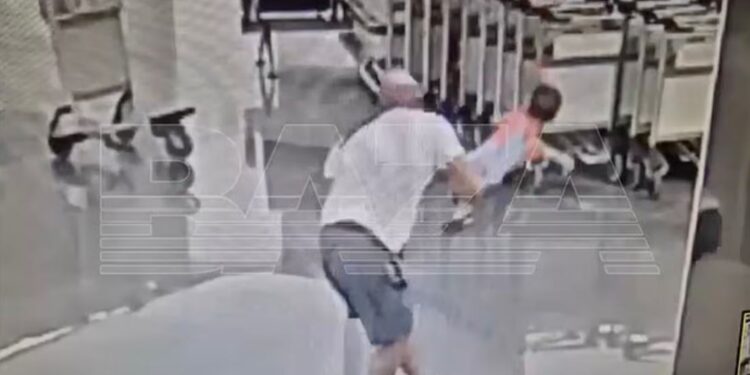 Βίντεο: Άνδρας πετάει με δύναμη αγοράκι στο πάτωμα αεροδρομίου