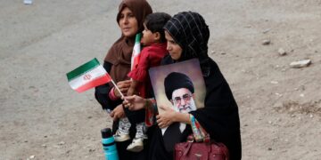 «Στο σκοτάδι» της ενημέρωσης οι Ιρανοί, συνεχίζουν να φεύγουν