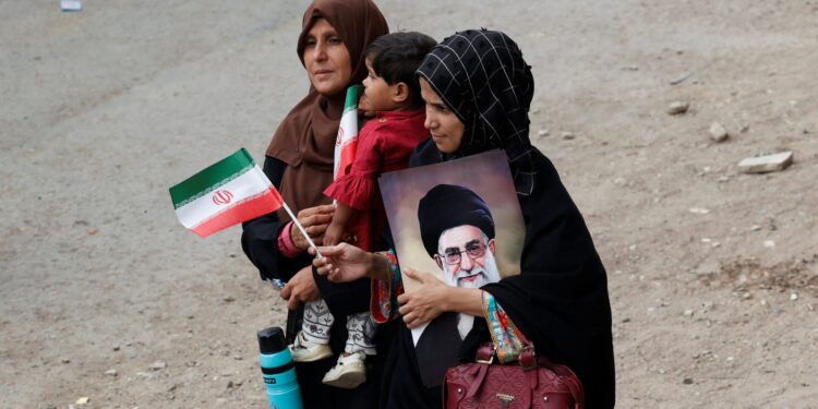 «Στο σκοτάδι» της ενημέρωσης οι Ιρανοί, συνεχίζουν να φεύγουν