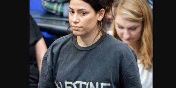 Γερμανία: Η πρόεδρος της Bundestag απέβαλε βουλευτή που φορούσε μπλούζα με τη λέξη «Παλαιστίνη»