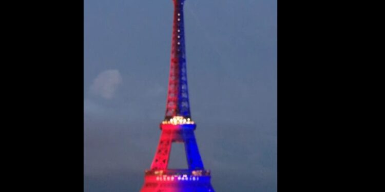 Ο Πύργος του Άιφελ φωταγωγήθηκε στα χρώματα της Παρί Σεν Ζερμέν