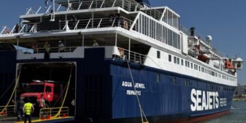 Διέθεσε χωρίς αμοιβή δύο επιπλέον πλοία της για να μεταφέρουν ισχυρές πυροσβεστικές δυνάμεις στη Χίο