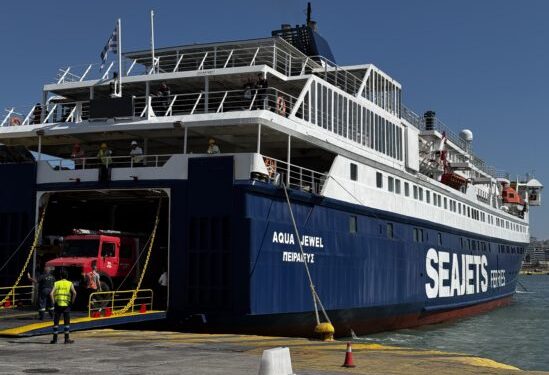 Διέθεσε χωρίς αμοιβή δύο επιπλέον πλοία της για να μεταφέρουν ισχυρές πυροσβεστικές δυνάμεις στη Χίο