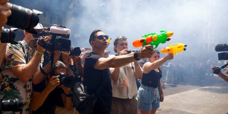 «Γειτονιά σε αυτοάμυνα» – Με νεροπίστολα, κατά του υπερτουρισμού