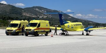 Γιατρός του Πολεμικού Ναυτικού πέταξε με αεροσκάφος του ΕΚΑΒ σε Σαντορίνη και Λέσβο για να σώσει δυο ζωές