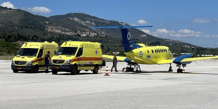 Γιατρός του Πολεμικού Ναυτικού πέταξε με αεροσκάφος του ΕΚΑΒ σε Σαντορίνη και Λέσβο για να σώσει δυο ζωές