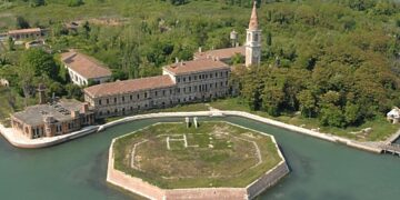 Πέρασε μια νύχτα στο «πιο ανατριχιαστικό νησί του κόσμου» και περιγράφει όσα έζησε