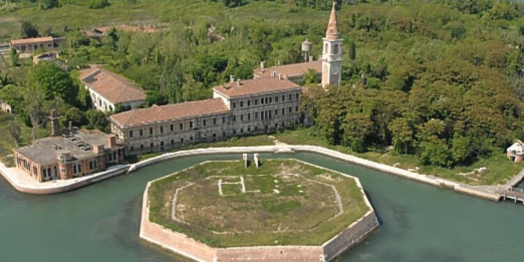 Πέρασε μια νύχτα στο «πιο ανατριχιαστικό νησί του κόσμου» και περιγράφει όσα έζησε