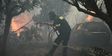 Φωτιά καίει δάσος στις Κάτω Βελίτσες της Αχαΐας