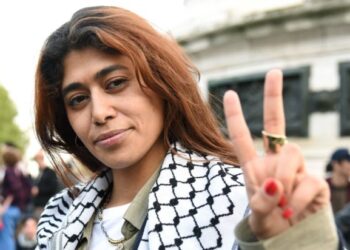 Η Γαλλοπαλαιστίνια ευρωβουλευτής Ρίμα Χασάν και ακόμη 7 ακτιβιστές αρνούνται να υπογράψουν τα έγγραφα απέλασης του Ισραήλ