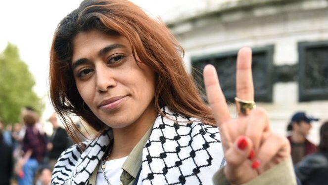 Η Γαλλοπαλαιστίνια ευρωβουλευτής Ρίμα Χασάν και ακόμη 7 ακτιβιστές αρνούνται να υπογράψουν τα έγγραφα απέλασης του Ισραήλ