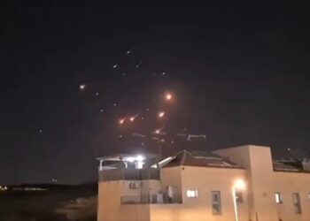 Αναφορές για έναν νεκρό και 14 τραυματίες μετά το νέο κύμα ιρανικών πυραυλικών επιθέσεων