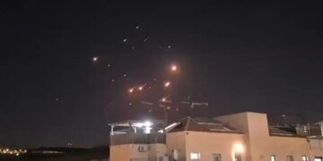 Αναφορές για έναν νεκρό και 14 τραυματίες μετά το νέο κύμα ιρανικών πυραυλικών επιθέσεων