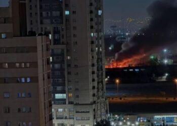 Ιράν: Το Ισραήλ σφυροκοπά την Τεχεράνη και το Μπαντάρ Αμπάς