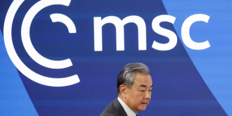 «Κακό προηγούμενο» οι επιθέσεις των ΗΠΑ κατά του Ιράν