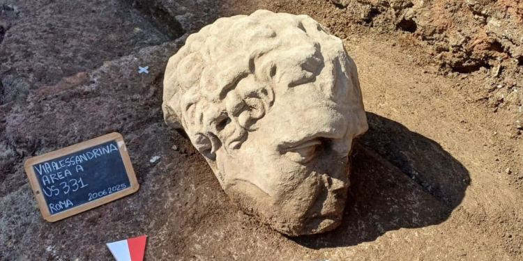 Μεγάλη μαρμάρινη κεφαλή ανακαλύφθηκε στην αγορά του Τραϊανού