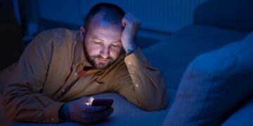 Ειδικοί αποκαλύπτουν τους 3 κοινούς λόγους που ξυπνάτε συχνά ύστερα από 6 ώρες