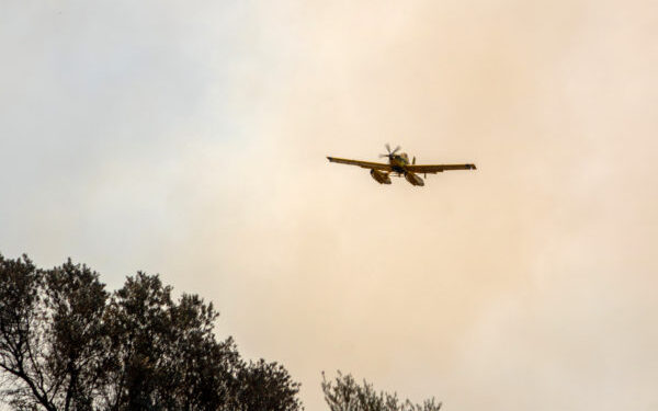 Φωτιά στον Ασπρόπυργο – Επιχειρούν 4 εναέρια μέσα