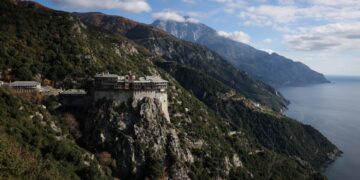 H μάχη για την ψήφο του Αγίου Όρους, το «ιερό» δείπνο Μητσοτάκη και τα κρίσιμα placements