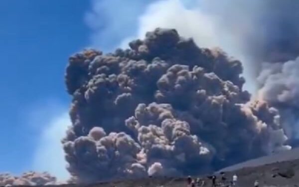 Νέα έκρηξη της Αίτνας λόγω εσωτερικής κατάρρευσης του νοτιοανατολικού κρατήρα του ηφαιστείου