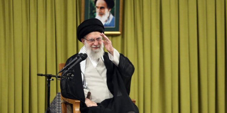 Η «θανάσιμη» μοναξιά του Αλί Χαμενεΐ και ο κίνδυνος του μεγάλου λάθους