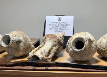 Historic amphorae discovered in Alimos: Man arrested with 5th century BC and Byzantine relics – Video