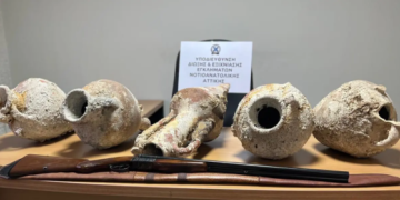 Historic amphorae discovered in Alimos: Man arrested with 5th century BC and Byzantine relics – Video